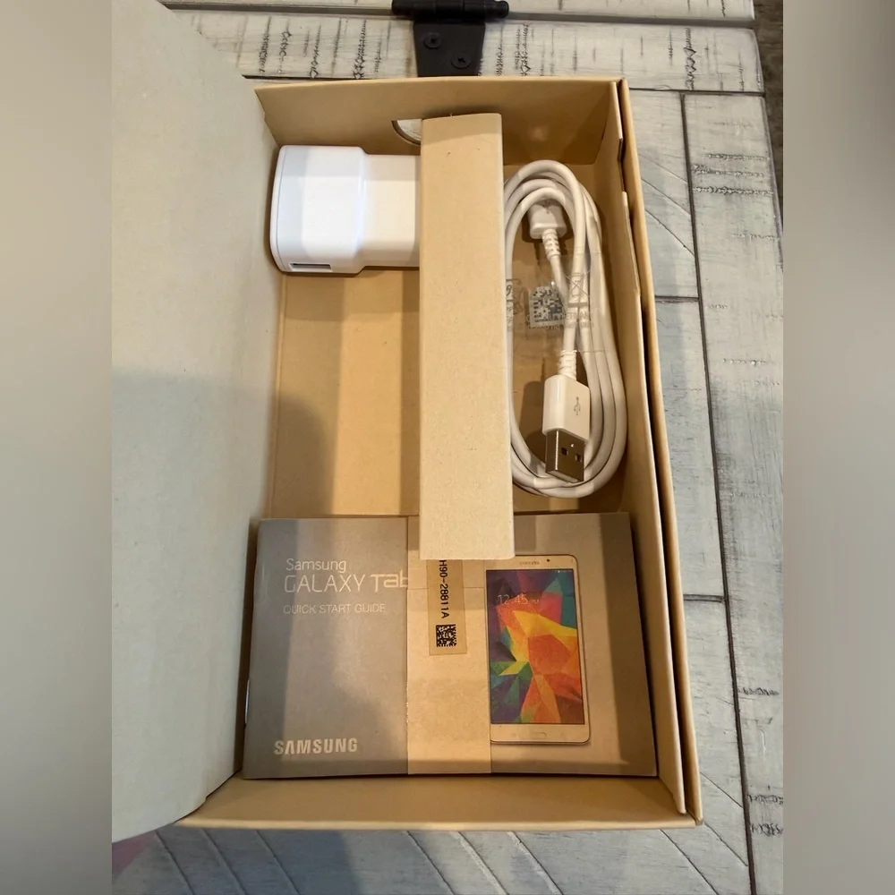 NEW OPEN BOX /UNUSED Samsung Galaxy Tab 4, 7”, 8GB - Black